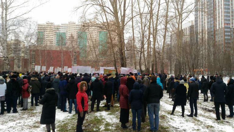 «Нам здесь жить»: в Екатеринбурге проходит митинг против строительства мусорного полигона