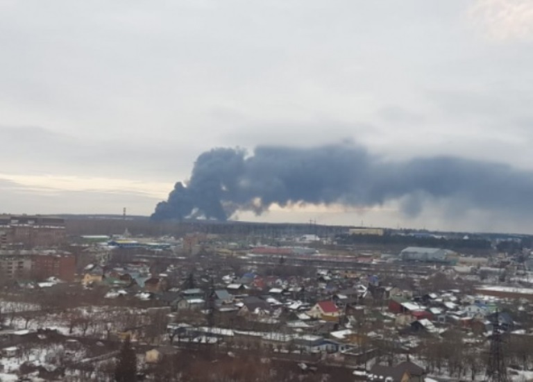 В Екатеринбурге крупный пожар на Уральском лакокрасочном заводе