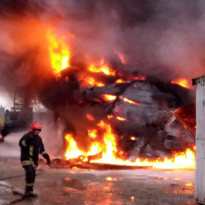 В Екатеринбурге крупный пожар на Уральском лакокрасочном заводе