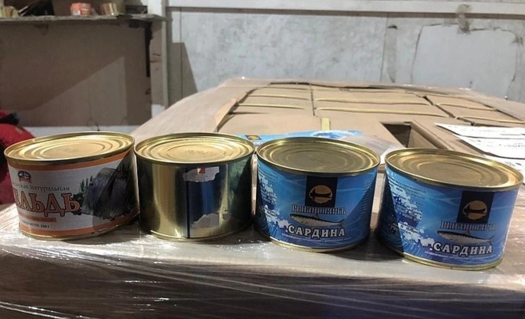 Просроченные консервы. Испорченная еда. Бомбаж рыбных консервов. Сайра консервы открытая. Бомбаж банки.