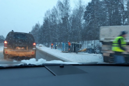 Под Екатеринбургом произошло ДТП с участием длинномера с кислородными баллонами