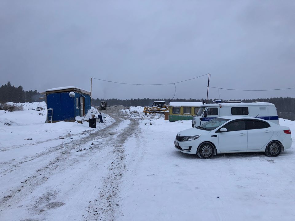 В Екатеринбурге продолжают тушить несанкционированную свалку на Уралмаше