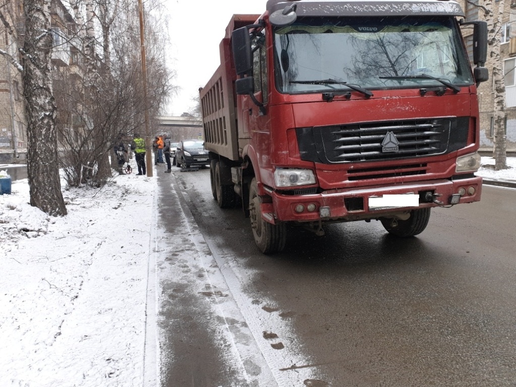 В Екатеринбурге грузовик протаранил легковушку. Двое детей пострадали