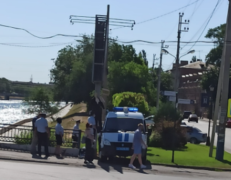 В Астрахани под плакатом о голосовании за поправки в Конституцию повесили чучело президента