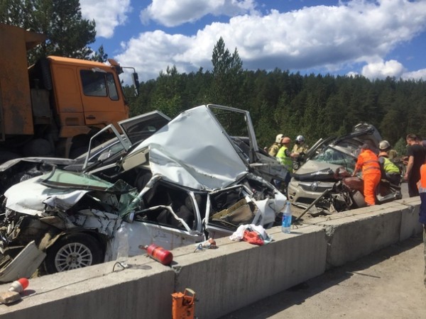 Жуткое ДТП на трассе М5 у Юрюзани в Челябинской области. Двое погибших, семь раненых