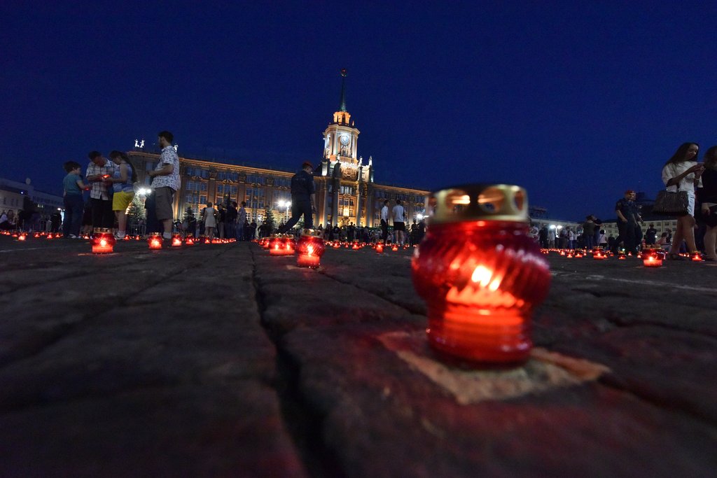 Вечером 21. Свеча памяти Екатеринбург. Пермь свеча. Свеча памяти Екатеринбург фото.