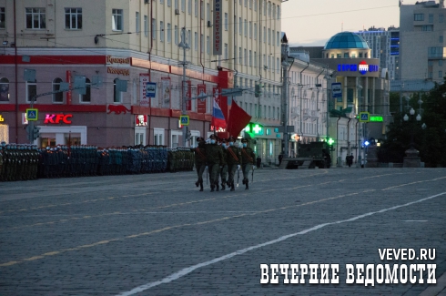 В Екатеринбурге прошла заключительная ночная репетиция Парада Победы