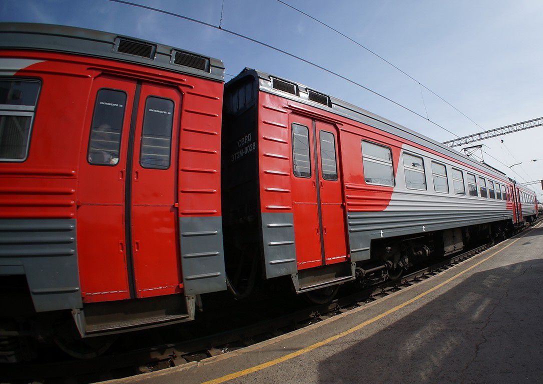 Поезда екатеринбург бреды. Городская электричка Екатеринбург. Поезд Урал. Поезда из Екатеринбурга. Свердловская Пригородная компания вагоны.