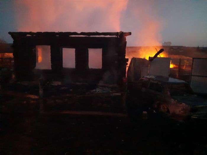 В страшном пожаре в селе Бызово погибли четыре ребенка, еще один может находиться под завалами