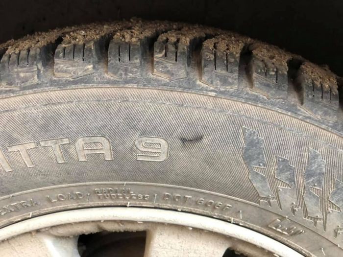 В Екатеринбурге неизвестные проткнули колеса автомобиля члена ОНК