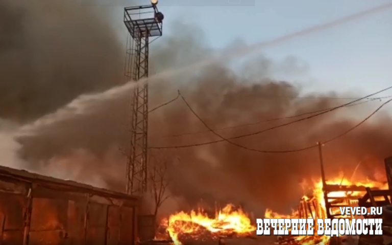 В Екатеринбурге пожар на Учителей распространился до СНТ Горноспасатель