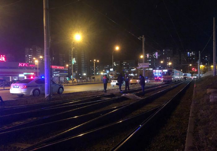 В Екатеринбурге девушка-зацепер погибла под колесами трамвая