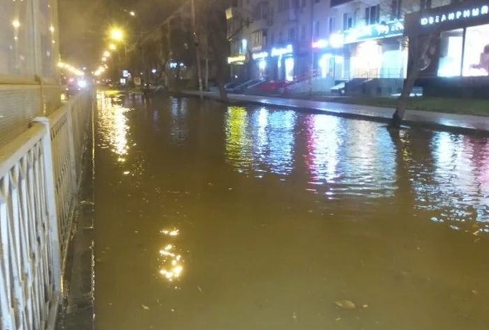 Ночью из-за коммунальной аварии в Екатеринбурге затопило улицу Малышева