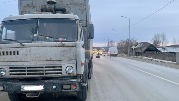 Под Екатеринбургом водитель грузовика насмерть сбил пенсионера