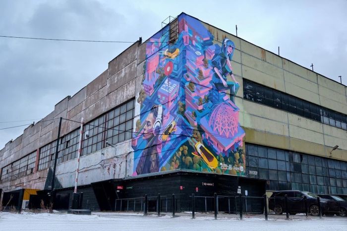 В Екатеринбурге на фасаде «Теле-Клуба» появился большой мурал