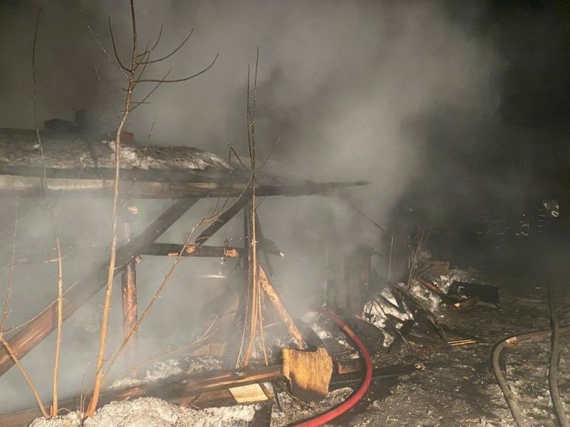 Ночью в Екатеринбурге 30 огнеборцев тушили крупный пожар